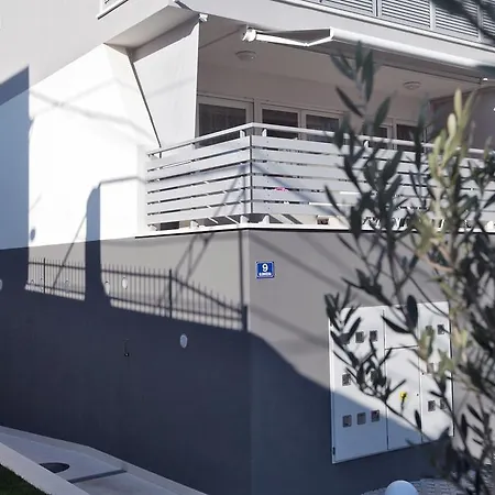 Leon Apartment Split