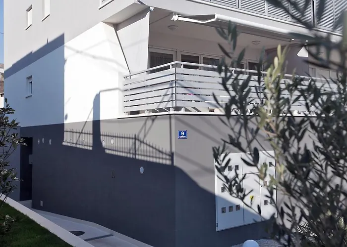 Leon Apartment Split